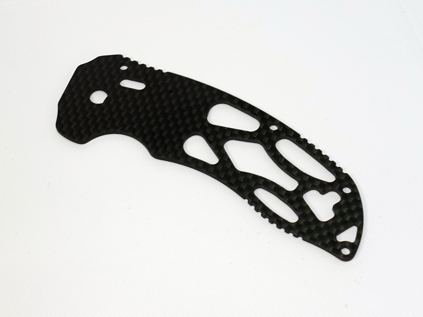 碳纖維折刀把手片，展現 CNC 精密加工